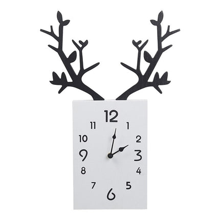 Vægur med gevir i træ