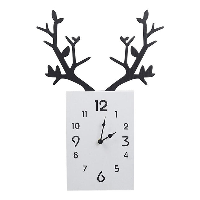 Vægur med gevir i træ