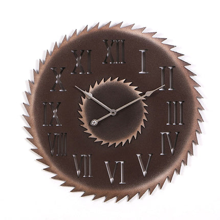 Vægur formet som en savklinge