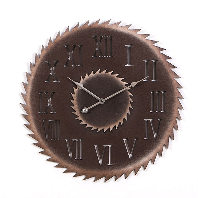 Vægur formet som en savklinge