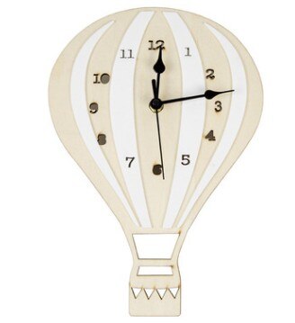 Vægur i træ som luftballon