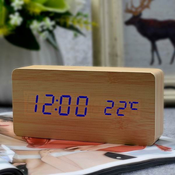 Klassisk digitalt vækkeur i trælook