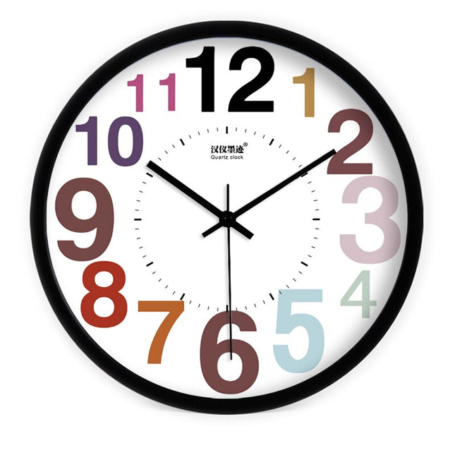 Farverigt vægur med træplanke design