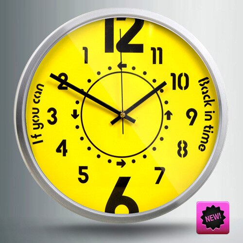 Sjovt design vægur der går baglæns