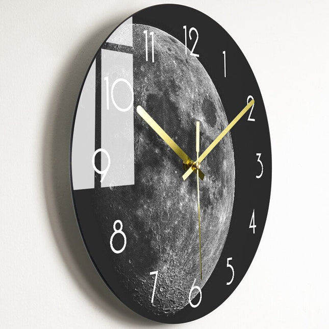 Kunstnerisk vægur med guld detaljer