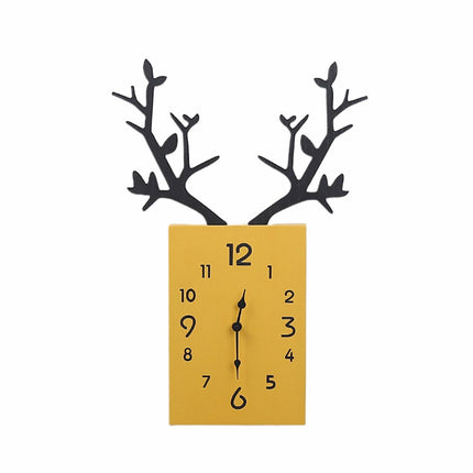 Vægur med gevir i træ