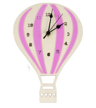 Vægur i træ som luftballon