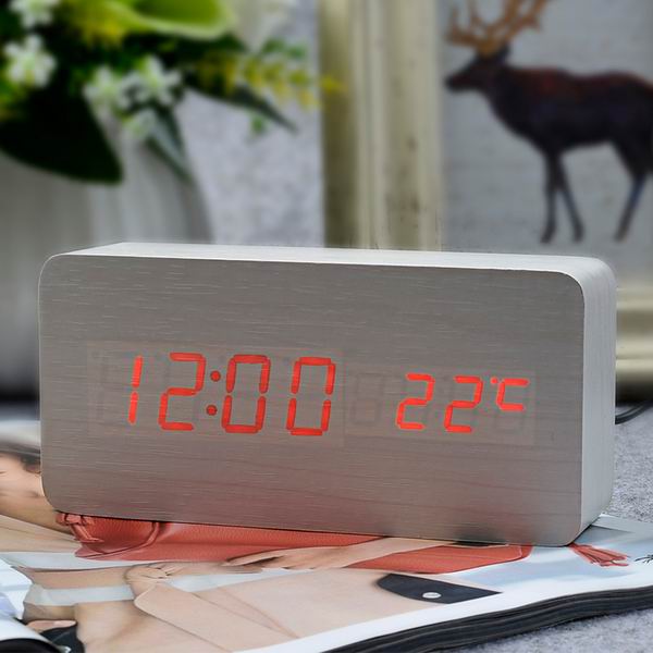 Klassisk digitalt vækkeur i trælook