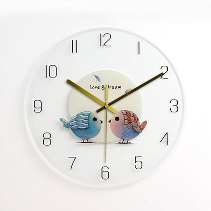 Kunstnerisk vægur med guld detaljer