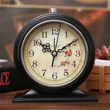 Rundt retro vækkeur med blomstermotiv