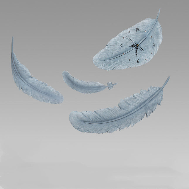 Dekorativt vægur formet som en fjer