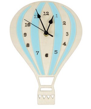 Vægur i træ som luftballon