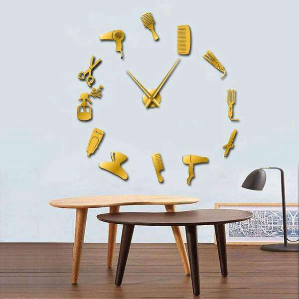 Vægur til frisørsalon med redskaber