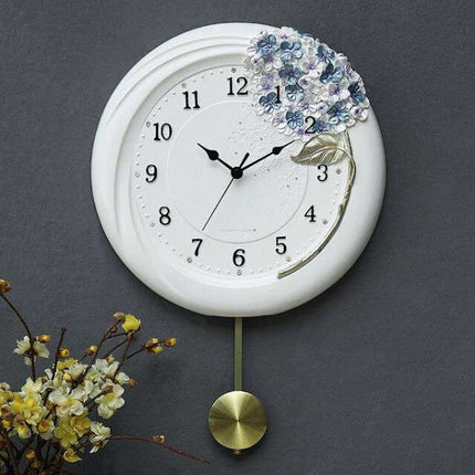 Stort hvidt pendulur med blomster