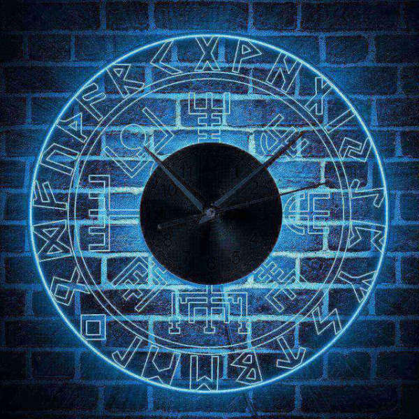 Lysende vægur med blåt LED-lys