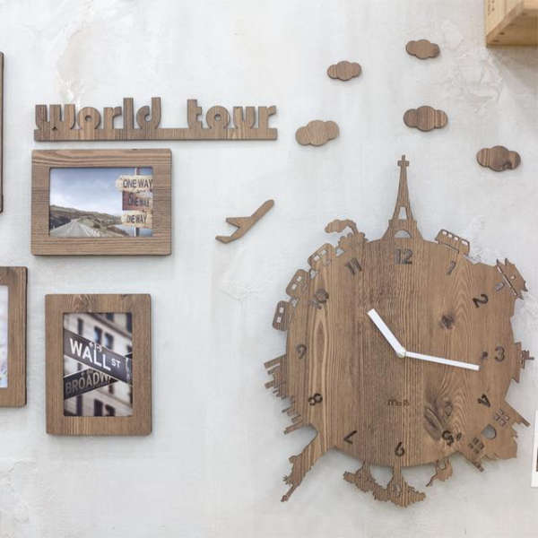 Vægur med skyline og fotorammer