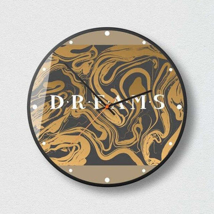 Rundt vægur med guld og sort mønster