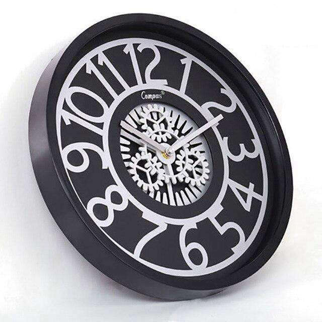 Moderne vægur med synlige tandhjul