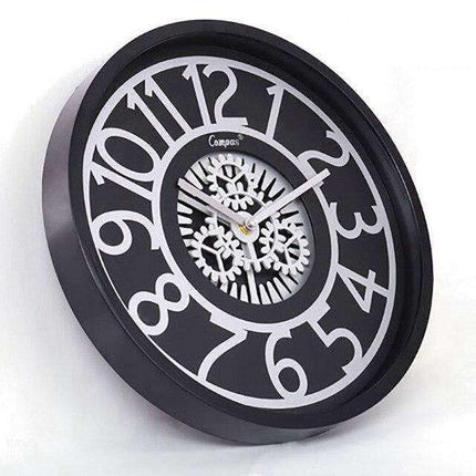 Moderne vægur med synlige tandhjul