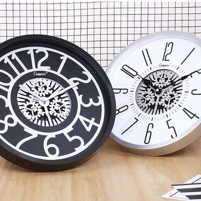 Moderne vægur med synlige tandhjul