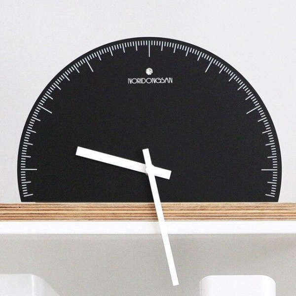Stort halvcirkel design vægur i sort