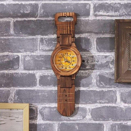 Stort vægur formet som armbåndsur