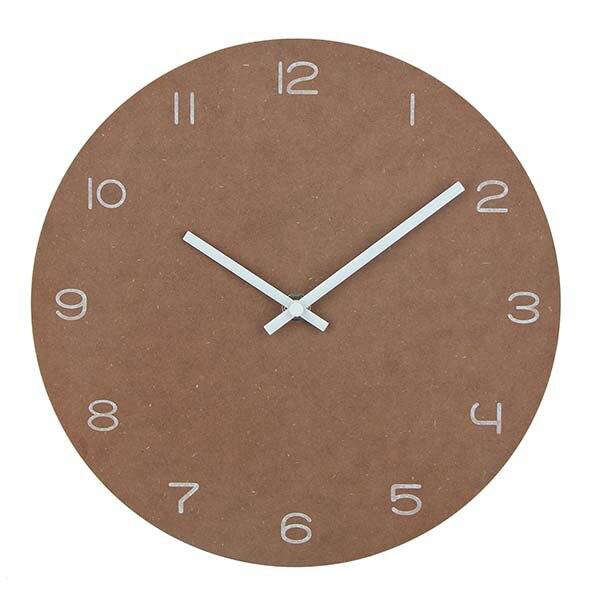 Minimalistisk rundt design vægur til stuen