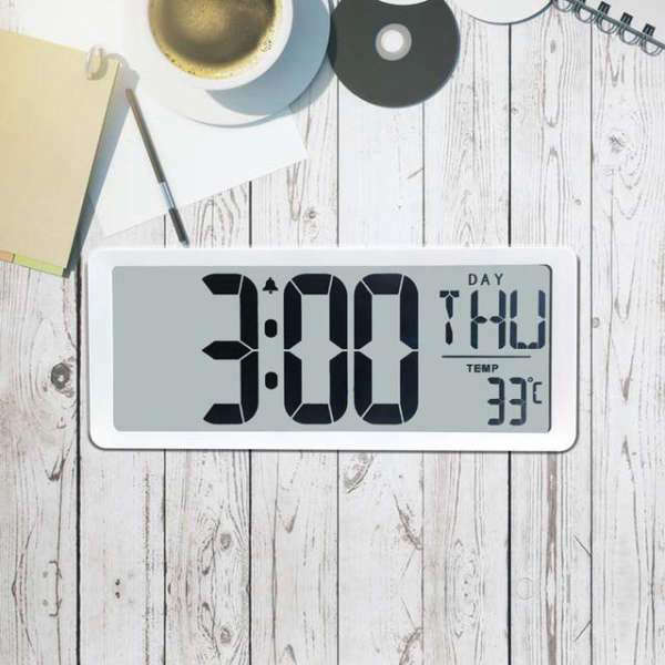 Digitalt bordur med dato og alarm