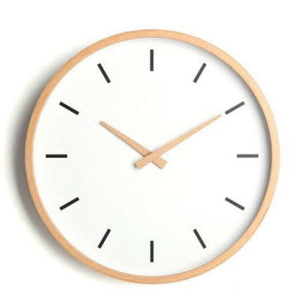 Klassisk skandinavisk vægur i lyst træ