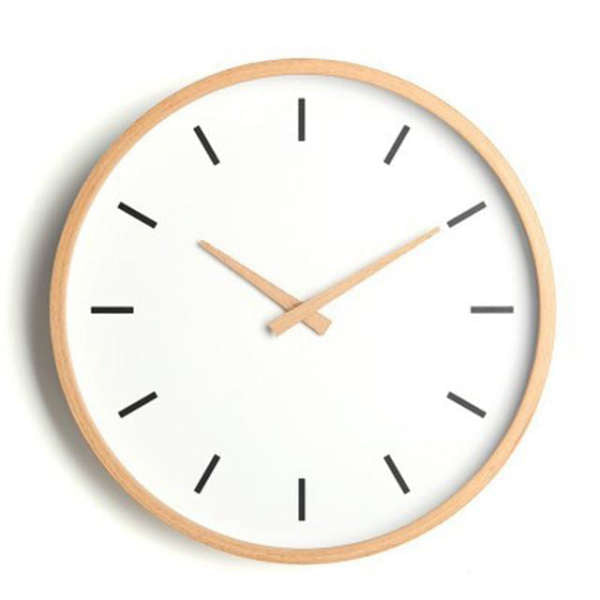 Klassisk skandinavisk vægur i lyst træ