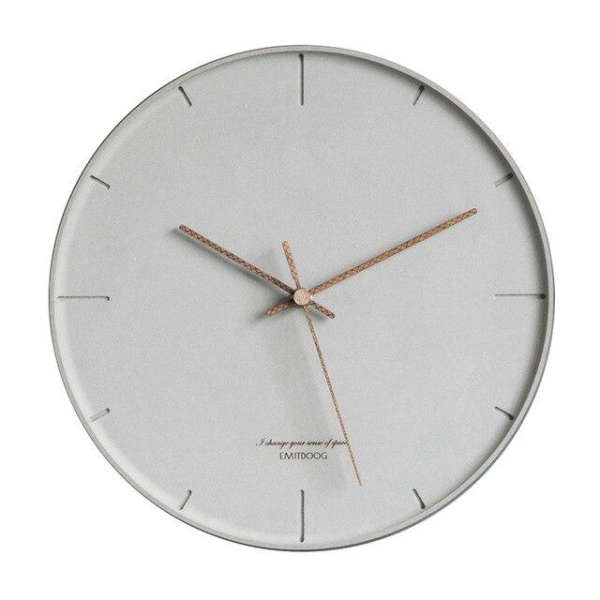 Minimalistisk vægur med kobber visere