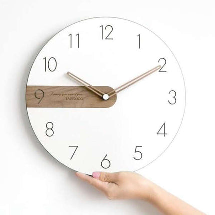 Minimalistisk vægur med flot trædetalje