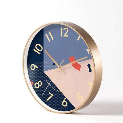 Farverigt vægur i retro stil