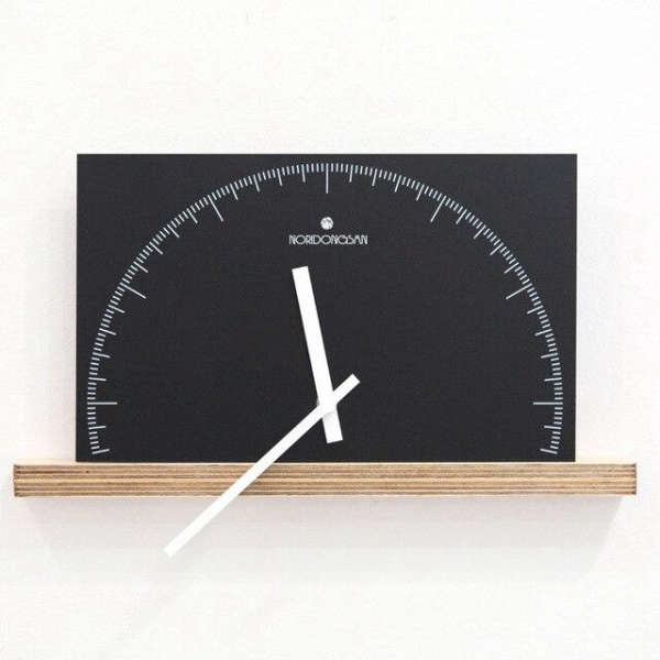 Stort halvcirkel design vægur i sort