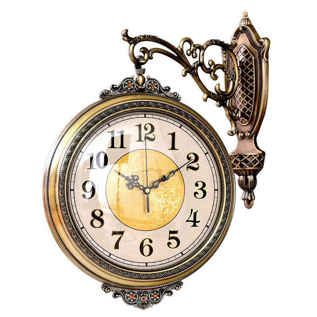 Klassisk dobbeltsidet vægur i stationsstil