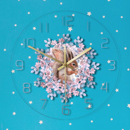 Dekorativt vægur med egern og blomster