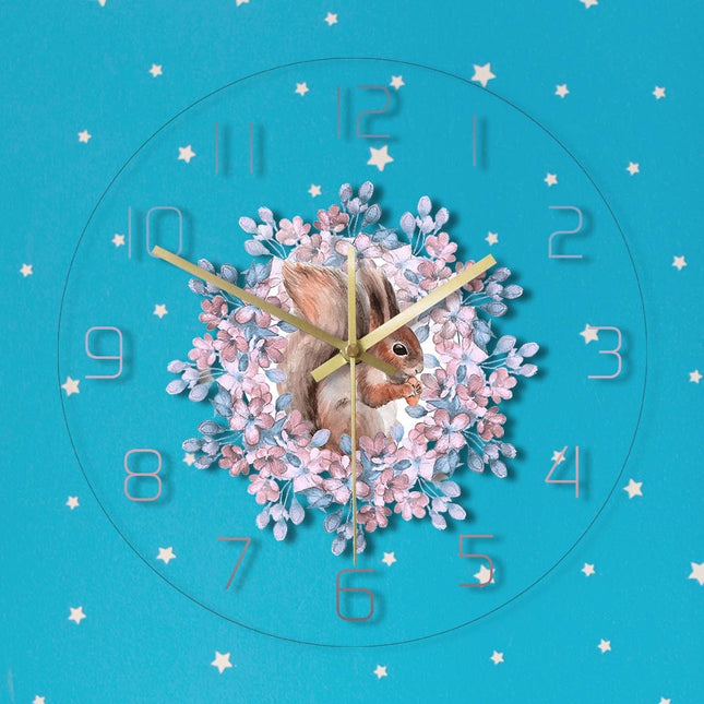 Dekorativt vægur med egern og blomster