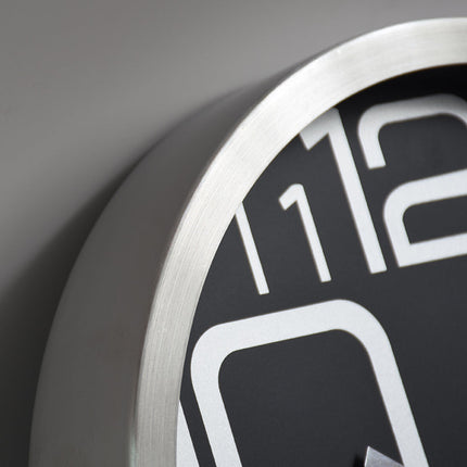 Simpelt vægur med metalramme