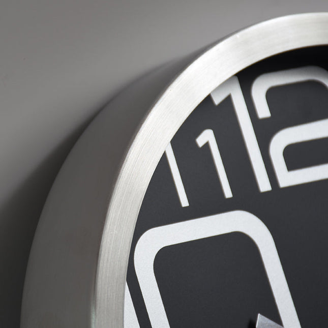 Simpelt vægur med metalramme