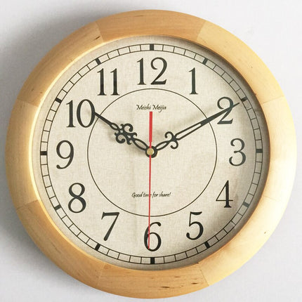 Gammelt vægur i træ med romertal