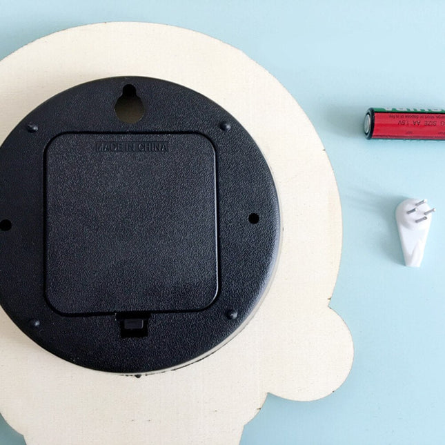 Vægur formet som luftballon i træ