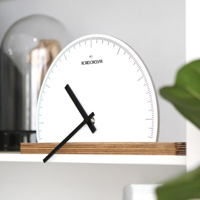 Halvrundt minimalistisk vægur til hylde