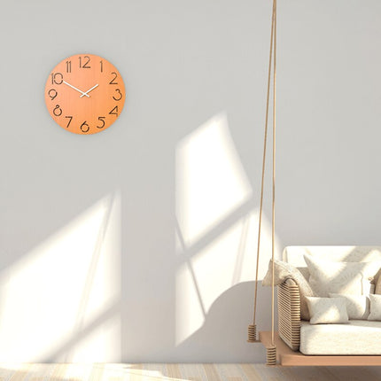 Rundt sort vægur i udskåret træ