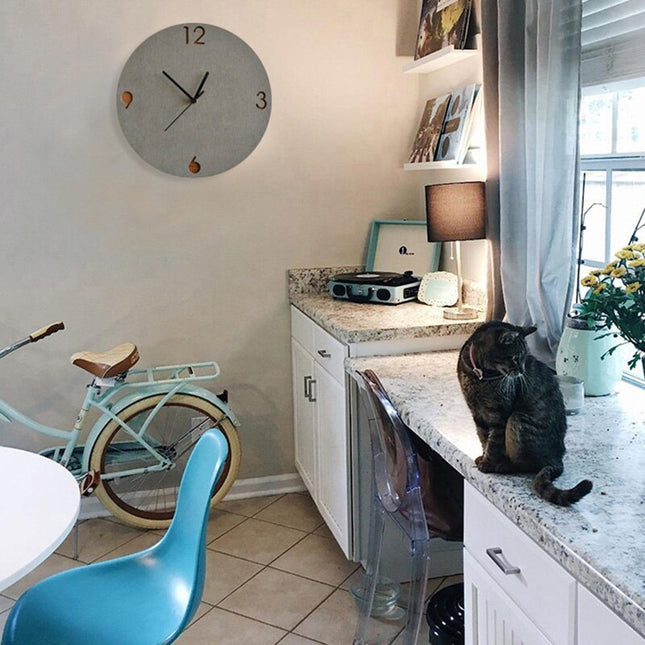 Minimalistisk vægur i gråt betonlook