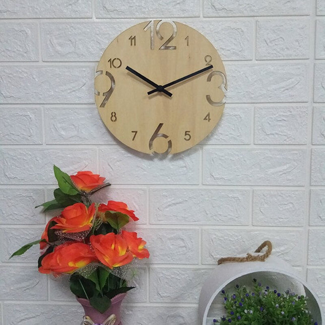 Vægur i træ med store tal