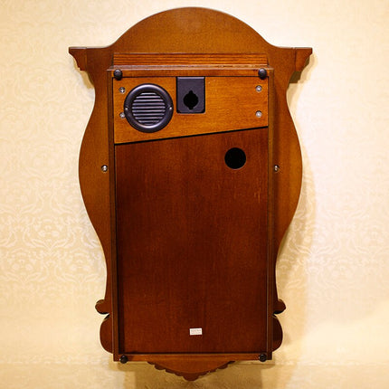 Gammeldags vægur i træ med pendul