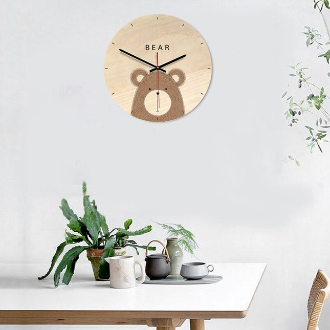 Vægur i træ med bjørnemotiv