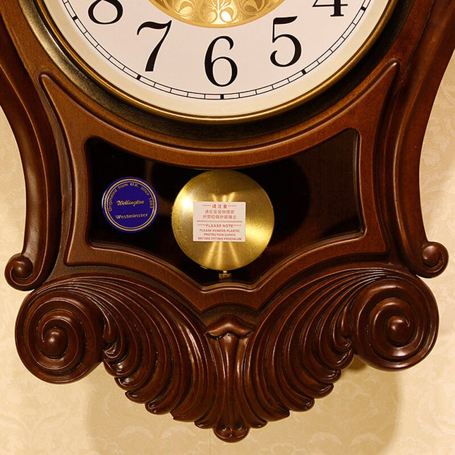 Gammeldags vægur i træ med pendul