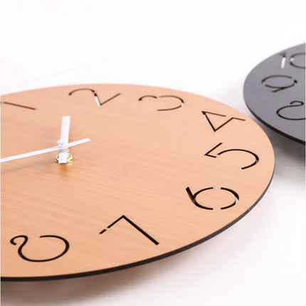 Rundt sort vægur i udskåret træ