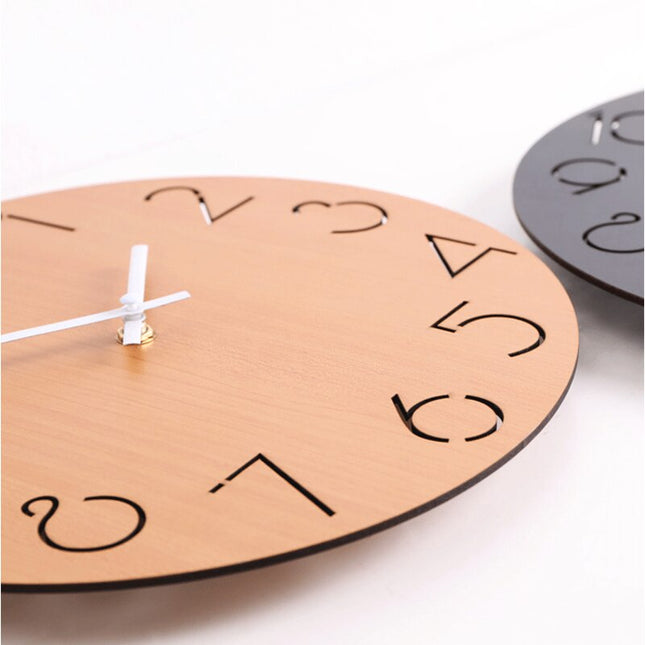 Rundt sort vægur i udskåret træ